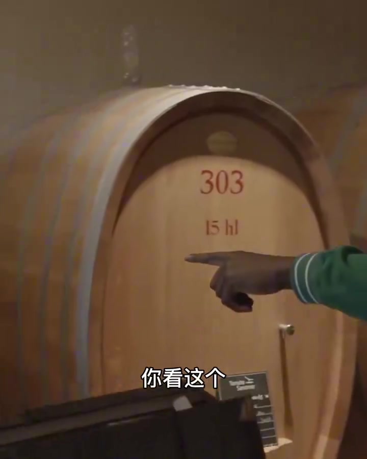 吉米和好友去酒莊 不忘給庫(kù)里帶一桶給30號(hào) 我的控球后衛(wèi)