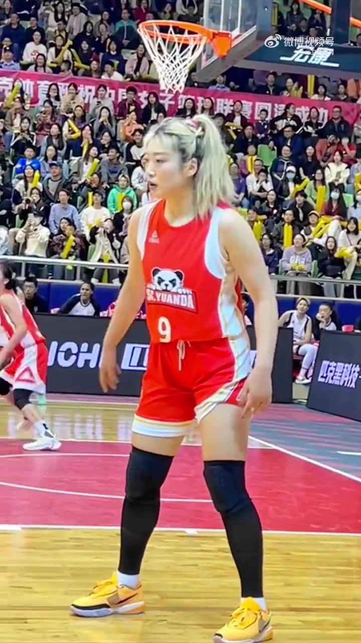 真的強(qiáng)壯李夢(mèng)這大塊頭在女籃球員里就是勒布朗