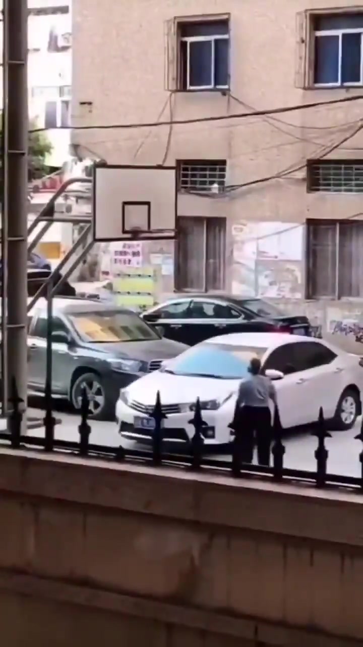 大爺在小區(qū)籃球場(chǎng)投籃砸到小轎車你站哪一邊