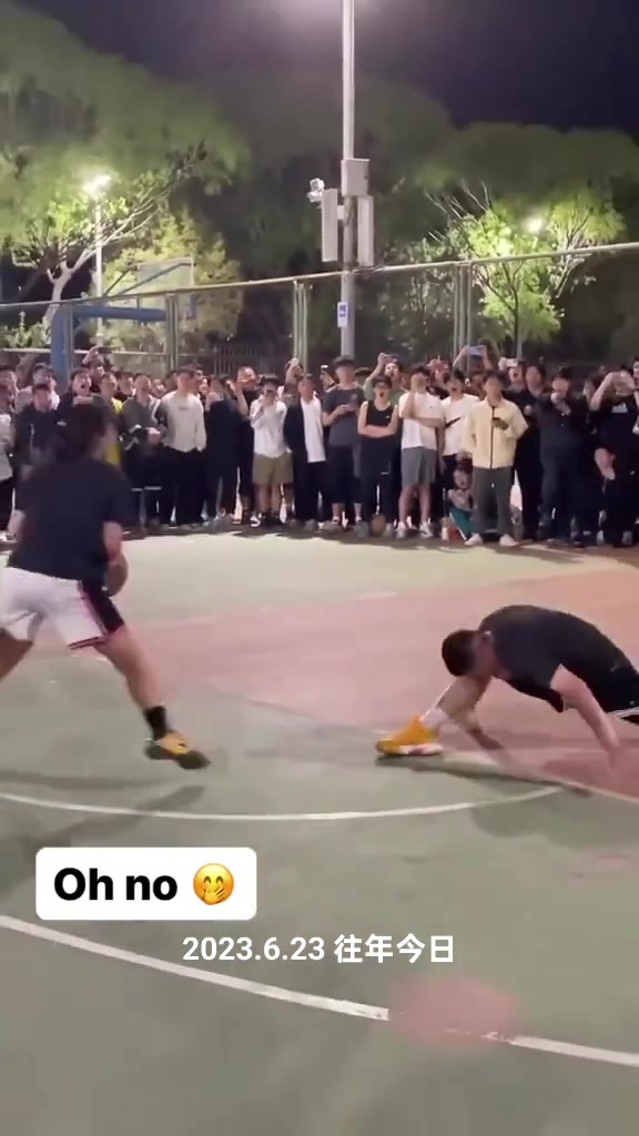女生1V1單挑晃趴男生連站都站不起來了