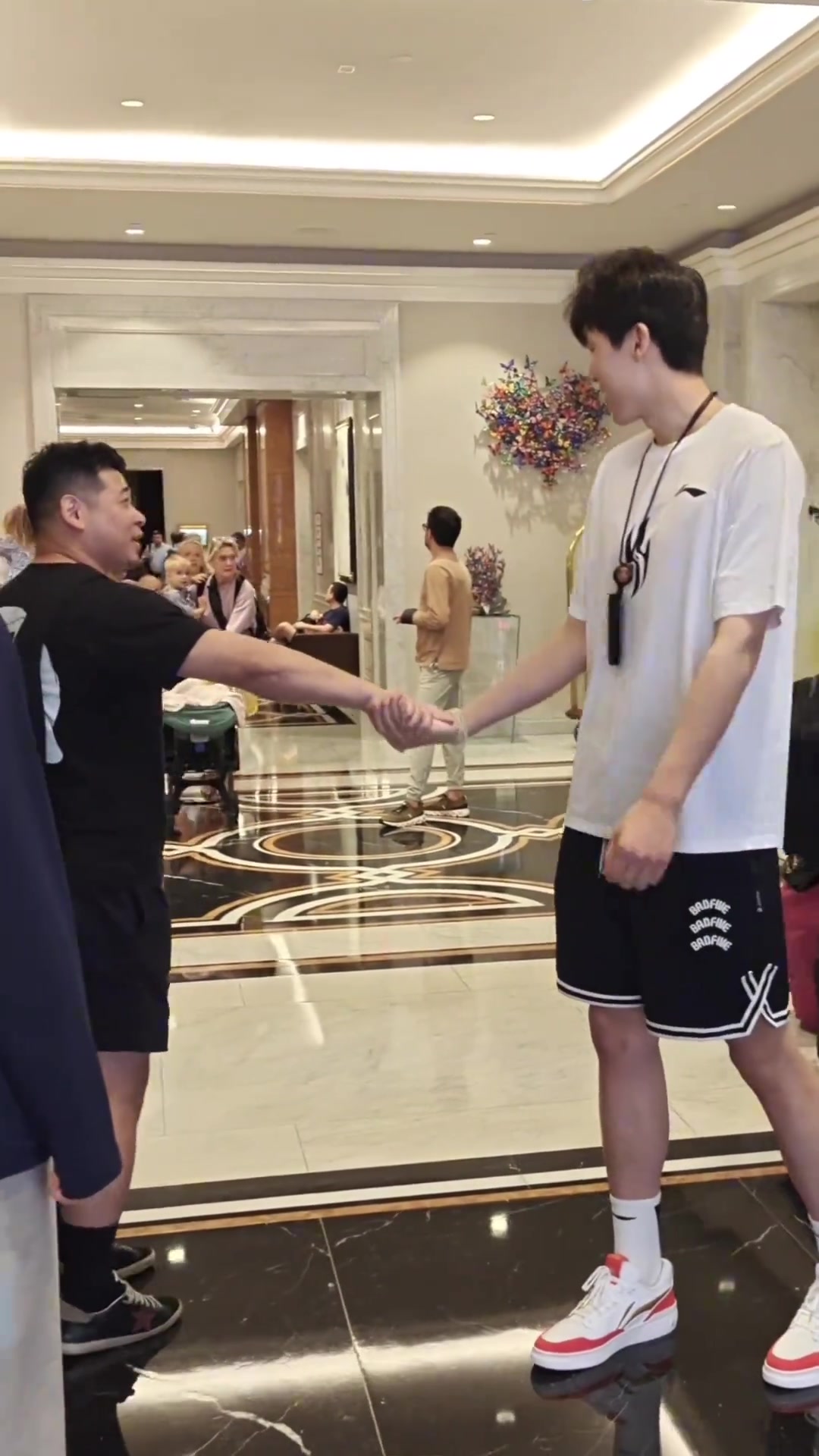 選秀結(jié)束后第二天瀚森立即就啟程出發(fā)波特蘭正式開啟NBA生涯
