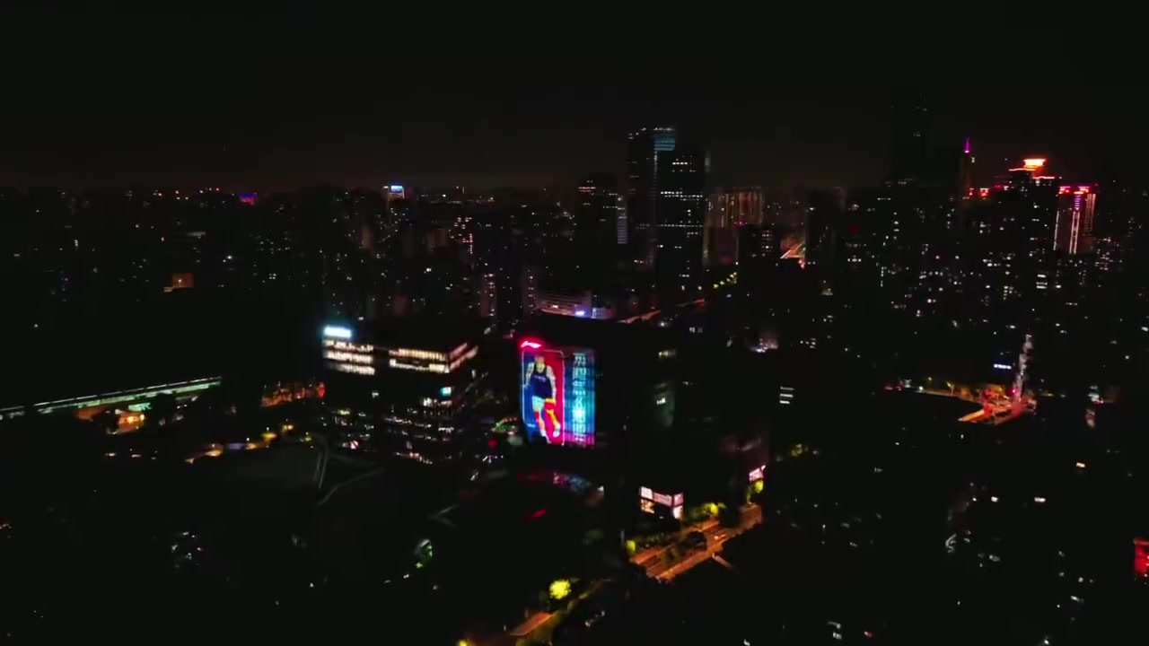 上海李寧中心外立面昨晚投放巨幅海報慶祝楊瀚森進(jìn)入NBA