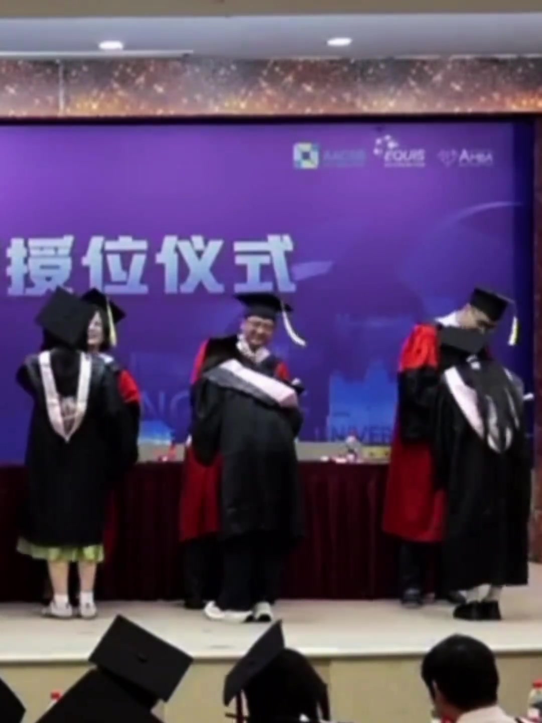 女球迷畢業(yè)時(shí)讓校長(zhǎng)舉著切爾西旗子如果校長(zhǎng)阿森納或熱刺球迷呢 女球迷畢業(yè)時(shí)讓校長(zhǎng)舉著切爾西旗子如果校長(zhǎng)阿森納或熱刺球迷呢