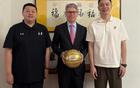 楊鳴、小劉受邀領(lǐng)館，遼籃外援選擇非美，未來(lái)更便利。
