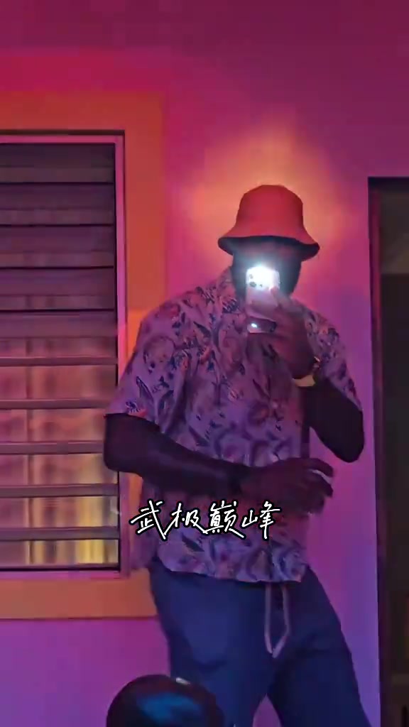 風頭出盡詹姆斯在演唱會徹底玩嗨了啊