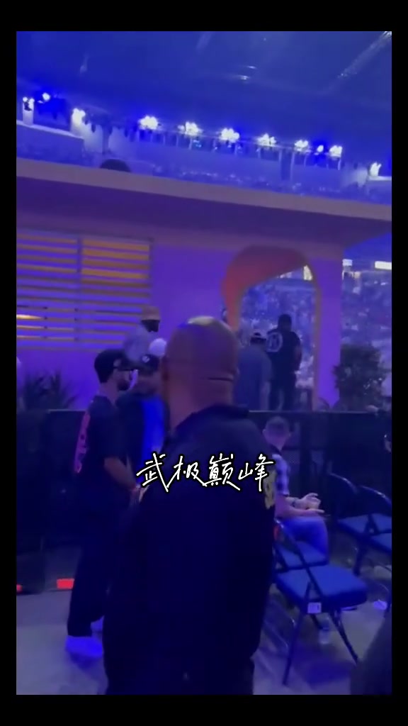 詹姆斯現(xiàn)身壞兔子演唱會引起轟動現(xiàn)場響起MVP喊聲