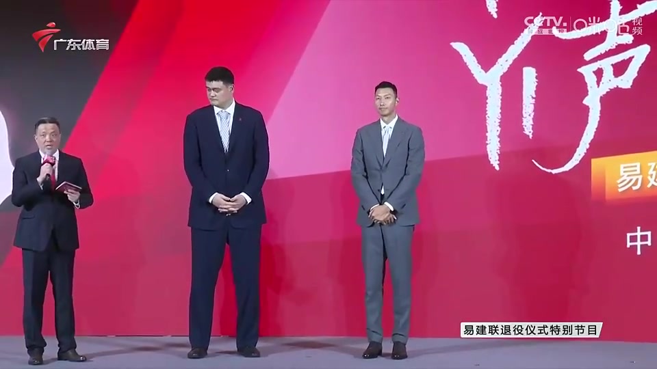 小楊能接過大旗嗎此前姚明大巴大郅阿聯(lián)四大移動(dòng)長(zhǎng)城合影