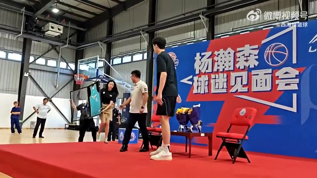 等你歸來?xiàng)铄ЯBA期間青島隊(duì)將暫時(shí)封存15號(hào)球衣 等你歸來?xiàng)铄ЯBA期間青島隊(duì)將暫時(shí)封存15號(hào)球衣