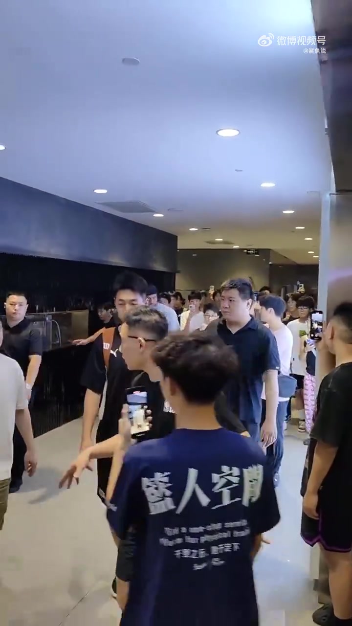 希爾德空降西安現(xiàn)場夾道歡迎的粉絲還是相當多的