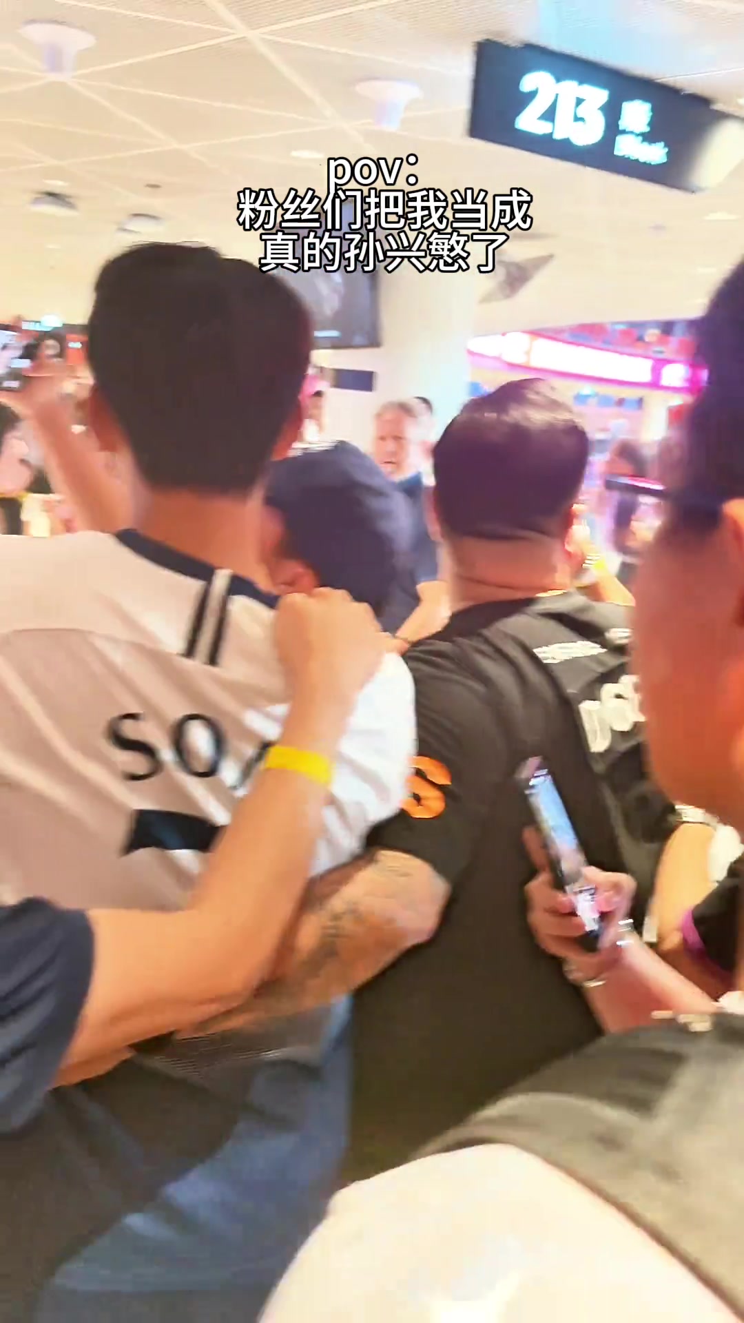 小伙去香港看熱刺因酷似孫興慜被球迷圍著拍照 小伙去香港看熱刺因酷似孫興慜被球迷圍著拍照
