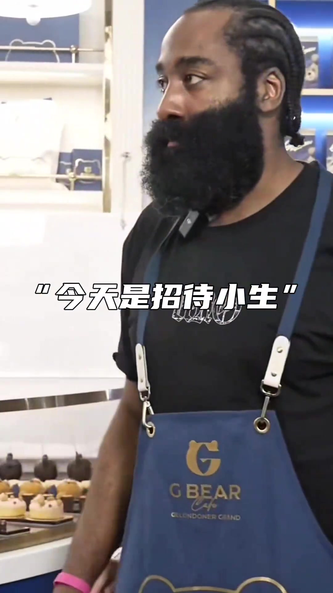 來(lái)一杯登哥中國(guó)行澳門站當(dāng)起了服務(wù)小哥為粉絲制作咖啡