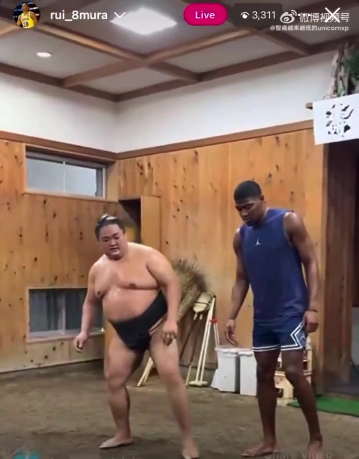 還有這種操作八村塁學習日本相撲手的訓練 對防守有幫助