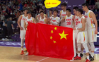 趙睿MVP，全隊(duì)歡慶合影，國(guó)旗飄揚(yáng)，笑容滿面。