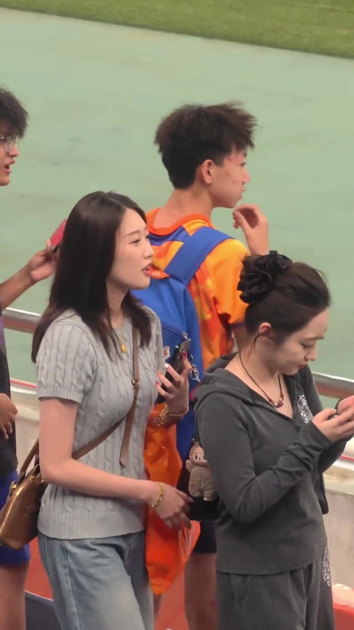泰山主場迎戰(zhàn)青島西海岸中外美女球迷在濟(jì)南奧體看臺(tái)爭奇斗艷