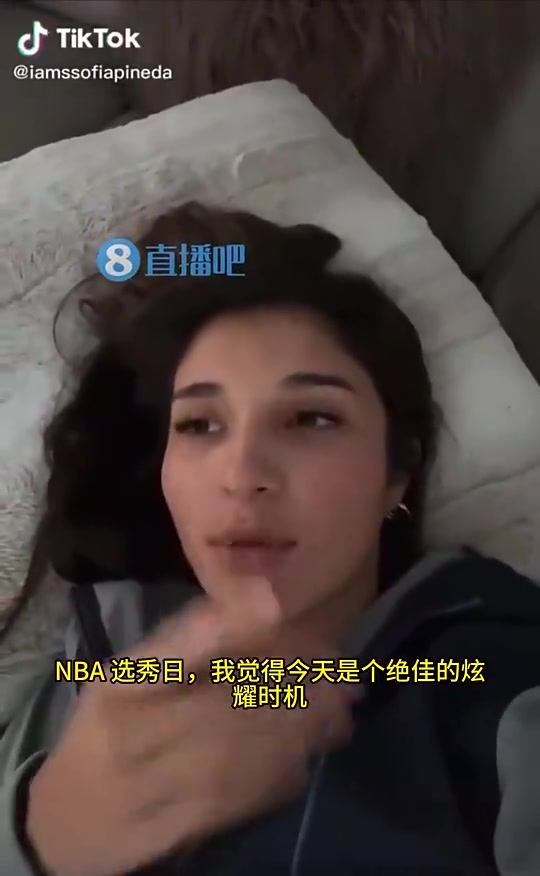 美女小姐姐曝光我和愛德華茲是校友當(dāng)初曾幫他在代數(shù)考試作弊不然他得考0分